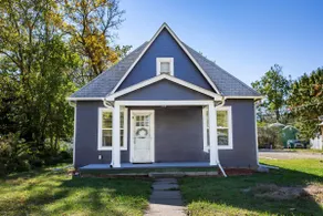 Charming Bungalow at Manhattan Hill (2bd/1 bath) - Image 2