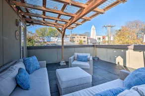 Upscale Cap Hill Townhome w/Deck Views of Cascades - Image 2