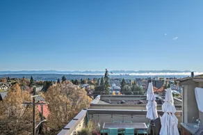 Upscale Cap Hill Townhome w/Deck Views of Cascades - Image 4