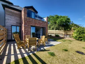 Beautiful 3 bed cottage with sea views. - Image 3