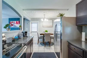 3 Bedroom Trendy Elegant Vibe close to Colleges - Image 5