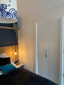Modern & Cosy Retreat - walk to beach, parking - Image 3