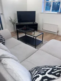 Luxury modern 2 bedroom apartment - free parking - Image 2