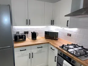 Luxury modern 2 bedroom apartment - free parking - Image 4