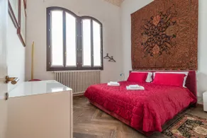 Red House Close To Accademia Bridge - Image 3