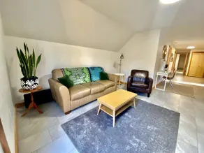 Golden Elvis Apt., short stroll from Schoolhouse ☀️ - Image 5