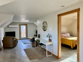 Golden Elvis Apt., short stroll from Schoolhouse ☀️ - Image 3