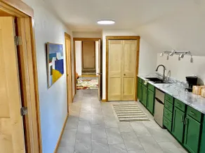 Golden Elvis Apt., short stroll from Schoolhouse ☀️ - Image 4