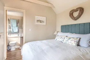 Panoramic views Peaceful ‘bolt hole’ king size bed - Image 5