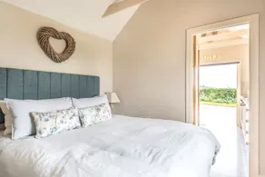 Panoramic views Peaceful ‘bolt hole’ king size bed - Image 4