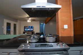 The Longhorn House , King bed FREE Wi-Fi & parking - Image 3