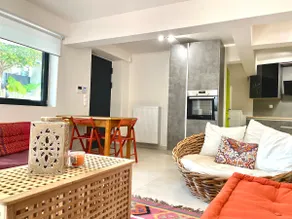 Private Yard & Fireplace, 5' from Glyfada & Metro - Image 3