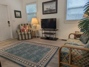 Adorable Uptown Cottage - Image 4