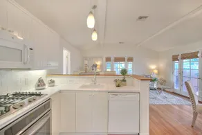 2BR/2BA Cottage-Style House in Pasadena - Image 3