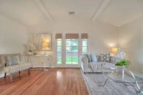 2BR/2BA Cottage-Style House in Pasadena - Image 2