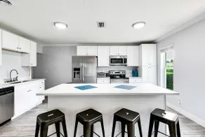 3 Bed, 3 Bath. Heated pool. 1 mile from beach! - Image 3