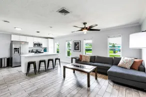 3 Bed, 3 Bath. Heated pool. 1 mile from beach! - Image 2