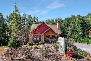 Cozy Cottage minutes from Wineries & 5 miles to Dahlonega Square - Image 3