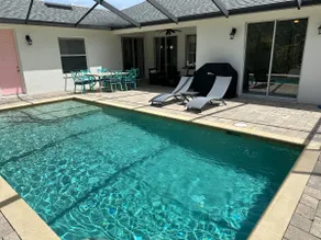 Cheerful 4 Bed, 3 Bath Home with Screened Pool - Image 4