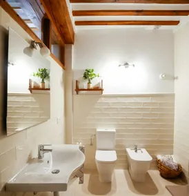 Centrally located and cozy house where you'll want to return. - Image 5
