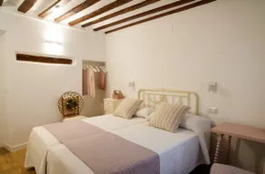 Centrally located and cozy house where you'll want to return. - Image 4