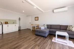 ”Top House” Retreat Barossa - Image 4