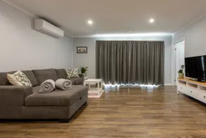 ”Top House” Retreat Barossa - Image 5