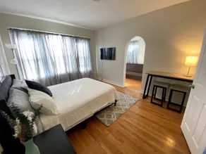 Modern 2-bedroom apartment close to major highways - Image 4