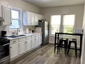 Modern 2-bedroom apartment close to major highways - Image 5