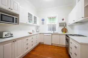Flora Cottage - central, chic, convenient & cosy - Image 4