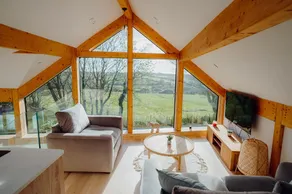 Beavers Lodge. Luxury Property with Hot Tub - Image 2