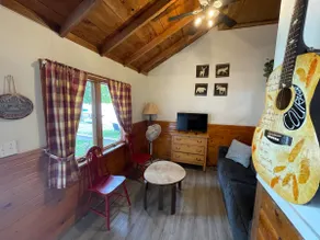 Bobcaygeon Resort - Cottage #4 Grace (Sleeps 6) - Image 2