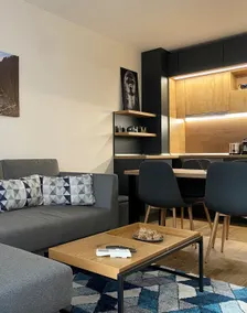 Luxury serviced apartment by Arletti Hotel - Blue - Image 3