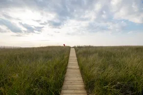 Hyggeligt soveværelse med et soveværelse på tværs af Portage Lake & trin fra Lake Michigan - Image 5
