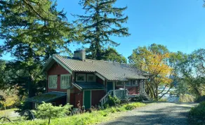 Historic Eastsound Home • Fireplace • Pet Friendly - Image 3