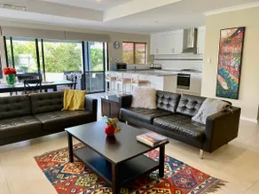 Light & Bright Large Family Home - beachside - Image 2