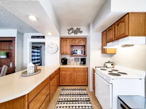 HOT FIND *Powderhorn Porch* 4B/1BA dwntwn Bungalow - Image 3