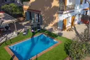 Centrally located house near the sea - Image 2