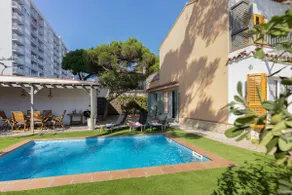 Centrally located house near the sea - Image 3
