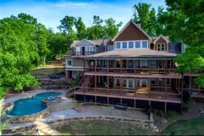 Luxury Lakehouse Retreat on Lake Hartwell - Image 2