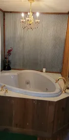 Heart Shaped Tub for Two at Raspberry Retreat - Image 4