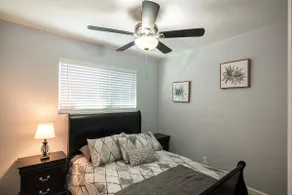Cheerful 3 Bedroom home with parking on premises. - Image 2