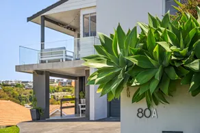 Luxury '3 Palms Merewether' with ocean views - Image 2