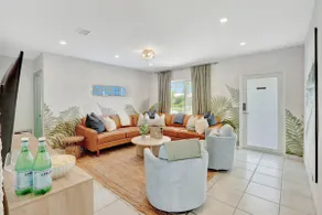 Luxe HTD Pool Oasis~10 min to BEACH~Movie Theatre - Image 4