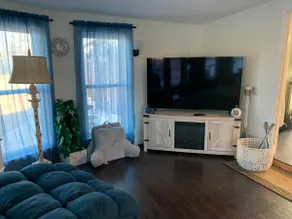 Cheerful 3 Bedroom home on a semi-private lake - Image 2