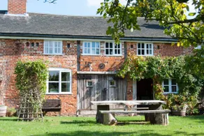 Snow Cottage laid back style with footpaths to a great Macro Brewery Pub - Image 2