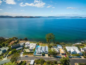 Waterfront Oasis with Infinity Pool - Image 5
