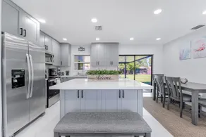 Beautiful 5 bedroom Modern Home with a Pool - Image 3