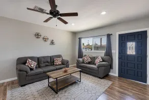 Heart of Phx - Large Living Space, Tons of Parking - Image 4