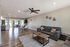 Heart of Phx - Large Living Space, Tons of Parking - Image 5